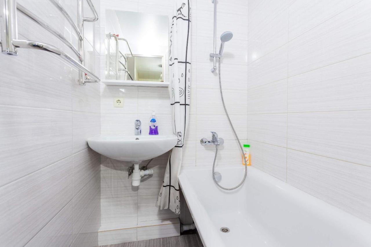 קייב Apartment Obolon Metro Station מראה חיצוני תמונה